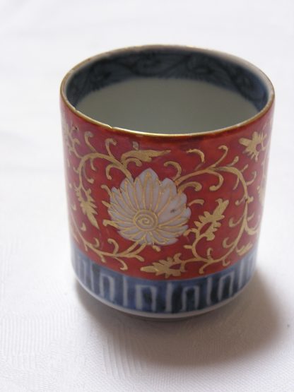 Small Imari cup with floral decoration, 1760-1780