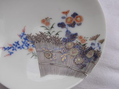 Small Koransha plate with fence and flowers, 1912-1926 - Image 2