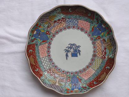 Fourteen-lobed colourful plate with foreigners, 1800-1840