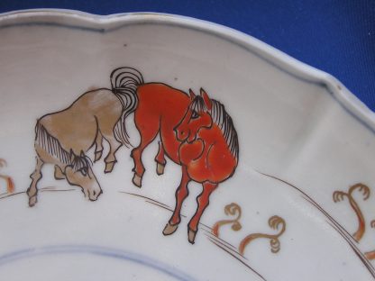 Six-lobed Imari plate with eight horses, 1800-1850 - Image 2