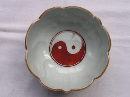 Bowl with playing children and yin/yang symbol, 1700-1750 - Image 5